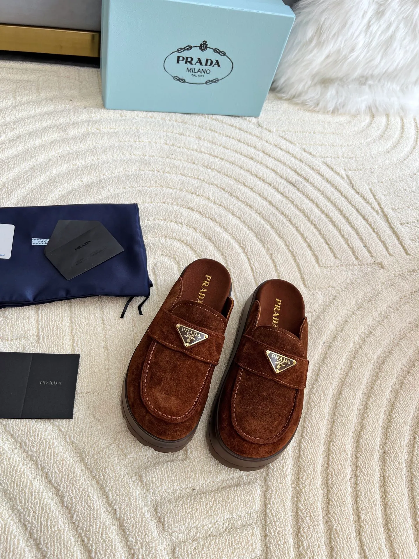👟👟Ex-factory price 440👟👟 Prada/Prada 25ss summer new couple's beach thick-soled Birkenstock sandals. This shoe style is really a classic design that will not go out of style and is in line with everyone's current pursuit of comfortable and healthy wearing concepts. It is regarded by many domestic and foreign celebrities and fashionistas as an important choice for daily slippers. ✔Upper: imported super soft sheepskin ✔Inner lining: imported sheepskin ✔Hardware: Original molded split hardware ✔Outsole: Ultra-light, wear-resistant and non-slip foam sole ✔Number of yards: 35~40 (custom-made 40 pieces are non-refundable)